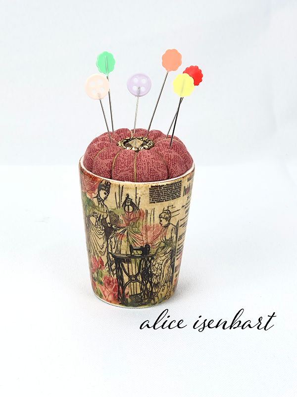 This pincushion came to be after a friend asked for an inexpensive giftie for her quilt group. 