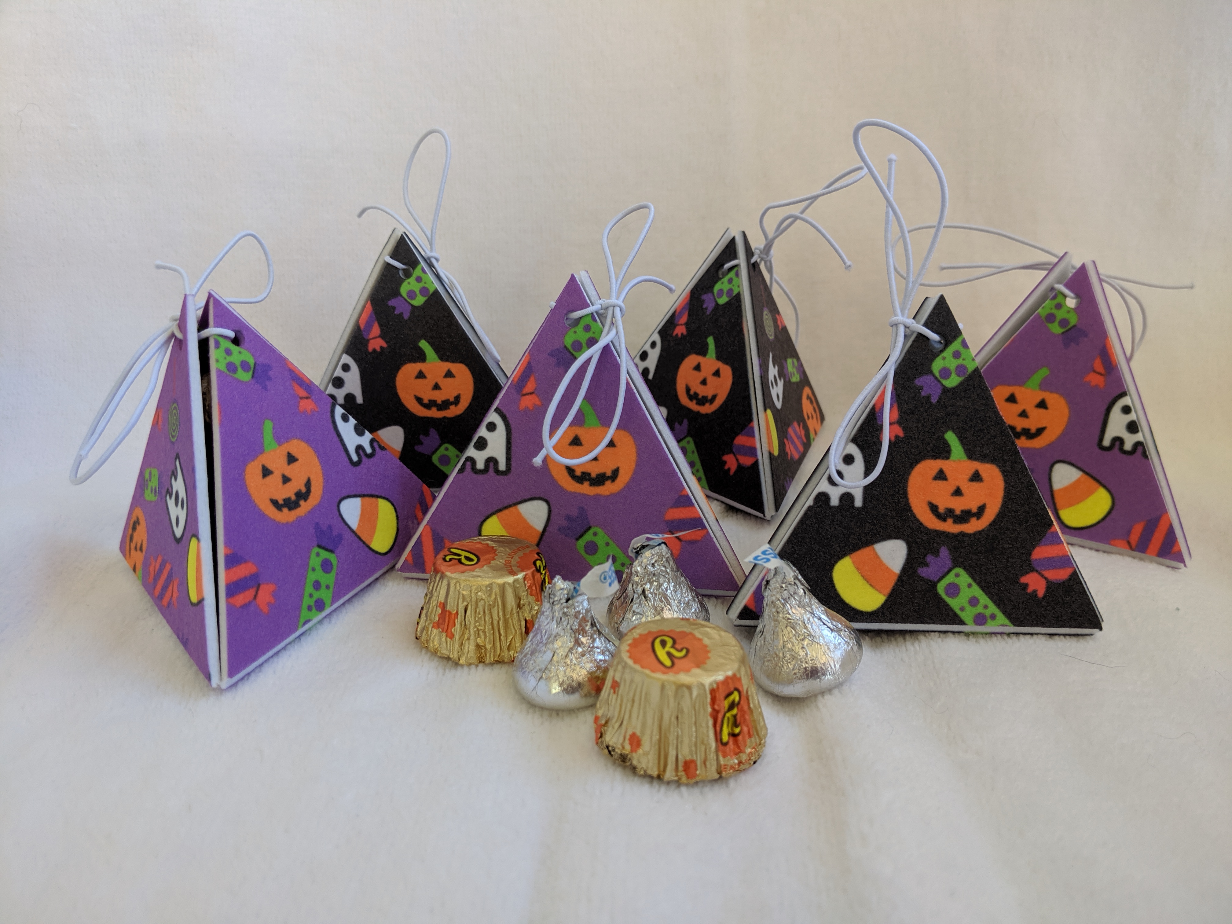 The triangle felt ornaments make great treat boxes for those special children in your life.  Lo
