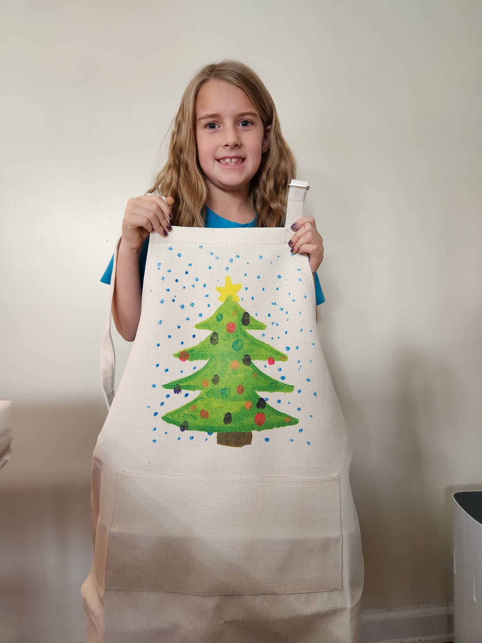 Who doesn't love a gift made by children? This apron was made using Artesprix sublimation paint
